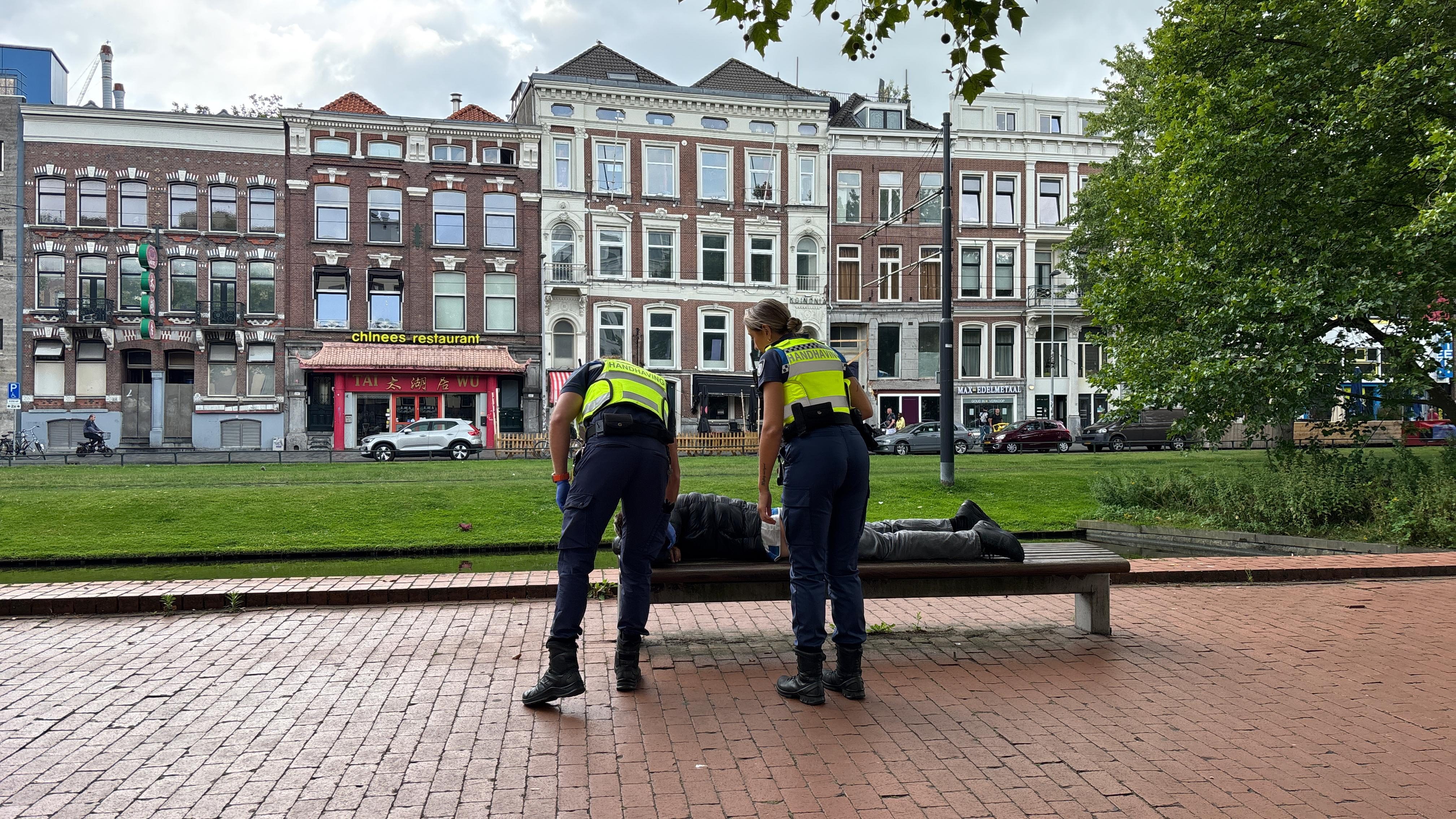 Handhavers maken slapende man op Westersingel wakker