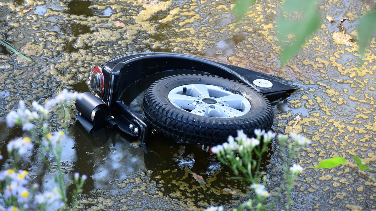 Scootmobiel kopje onder in watergang Zierikzee
