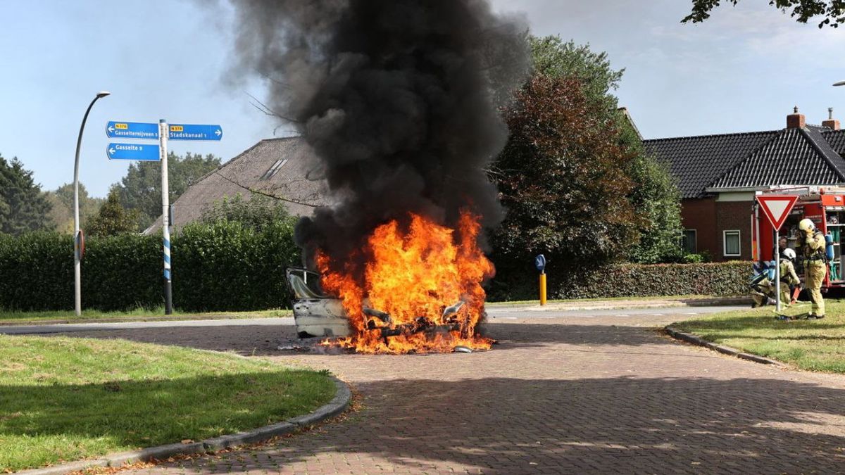 Vader en dochter komen met schrik vrij na autobrand bij Gasselternijveen