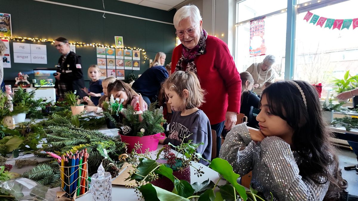 Jong en oud verbinden met kerststukjes: 'Heel leuk'