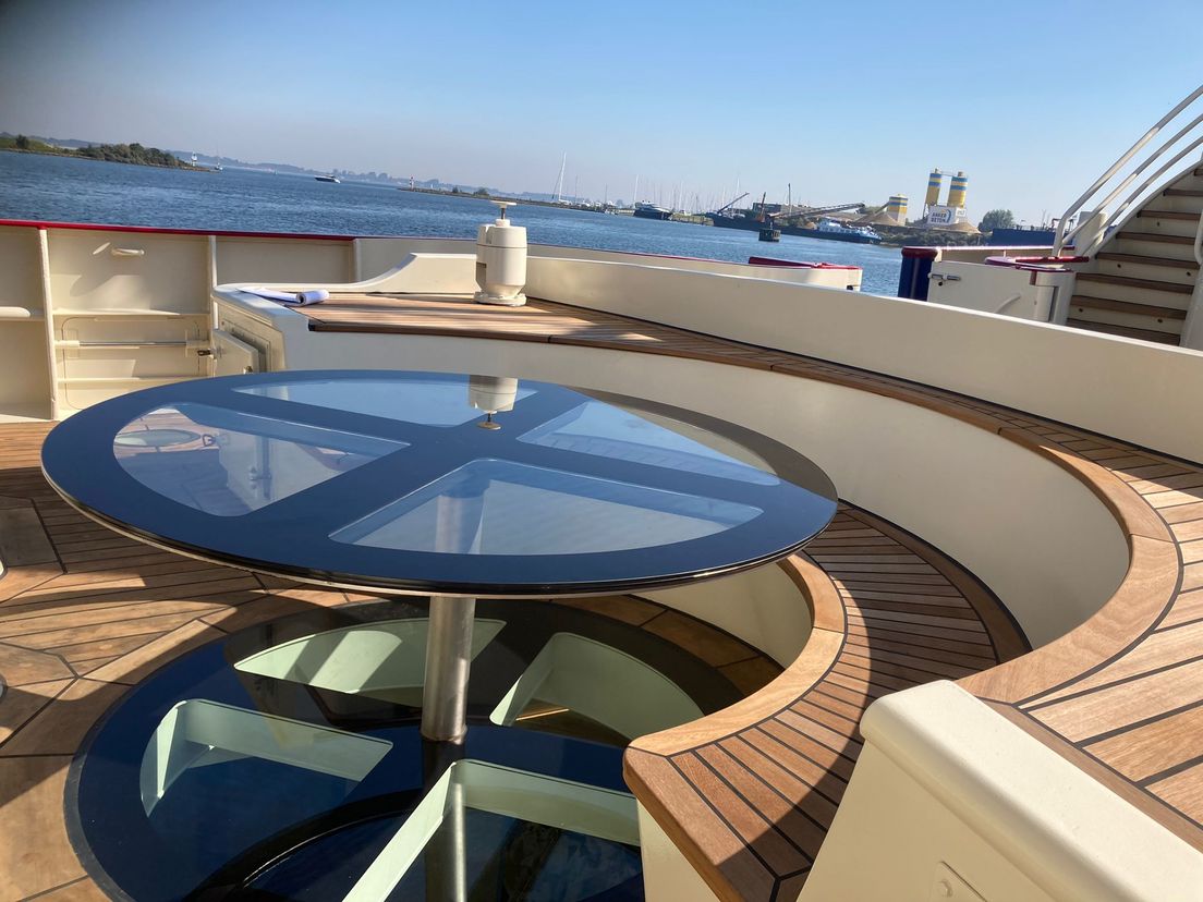 De glazen tafel staat op een glasplaat, waardoor je naar beneden kunt kijken in het schip.