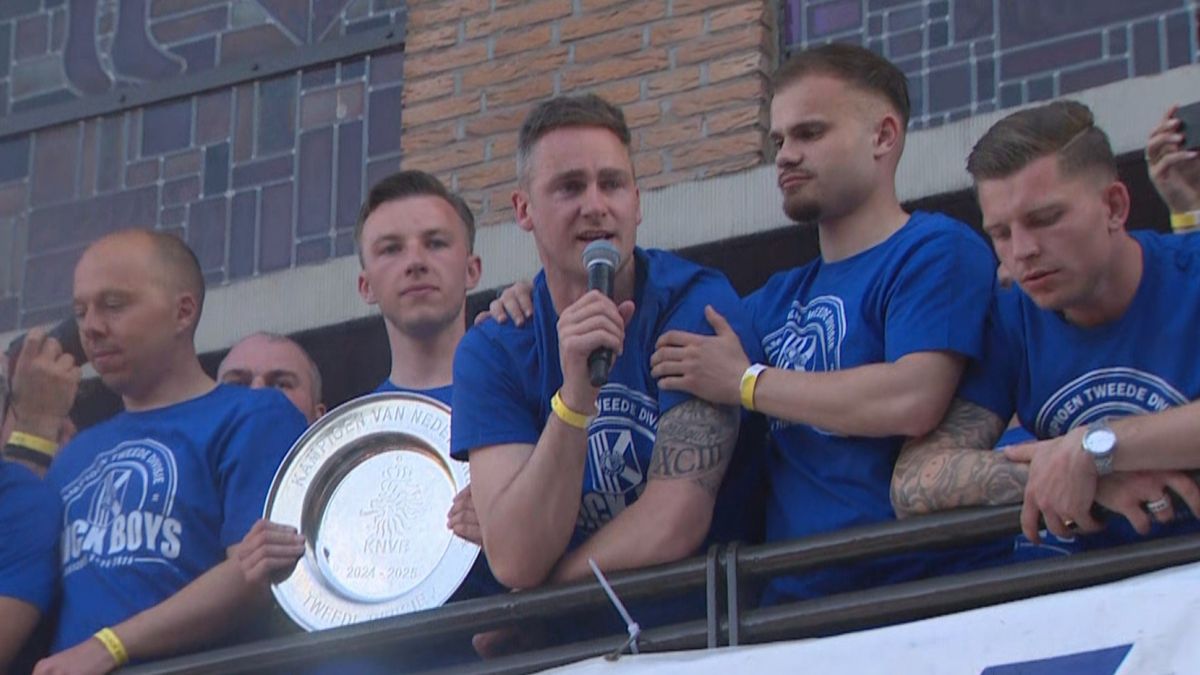 De aanvoerder van Quick Boys spreekt de supporters toe
