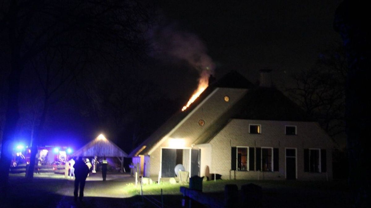 Rieten kap van boerderij in Wapserveen in brand