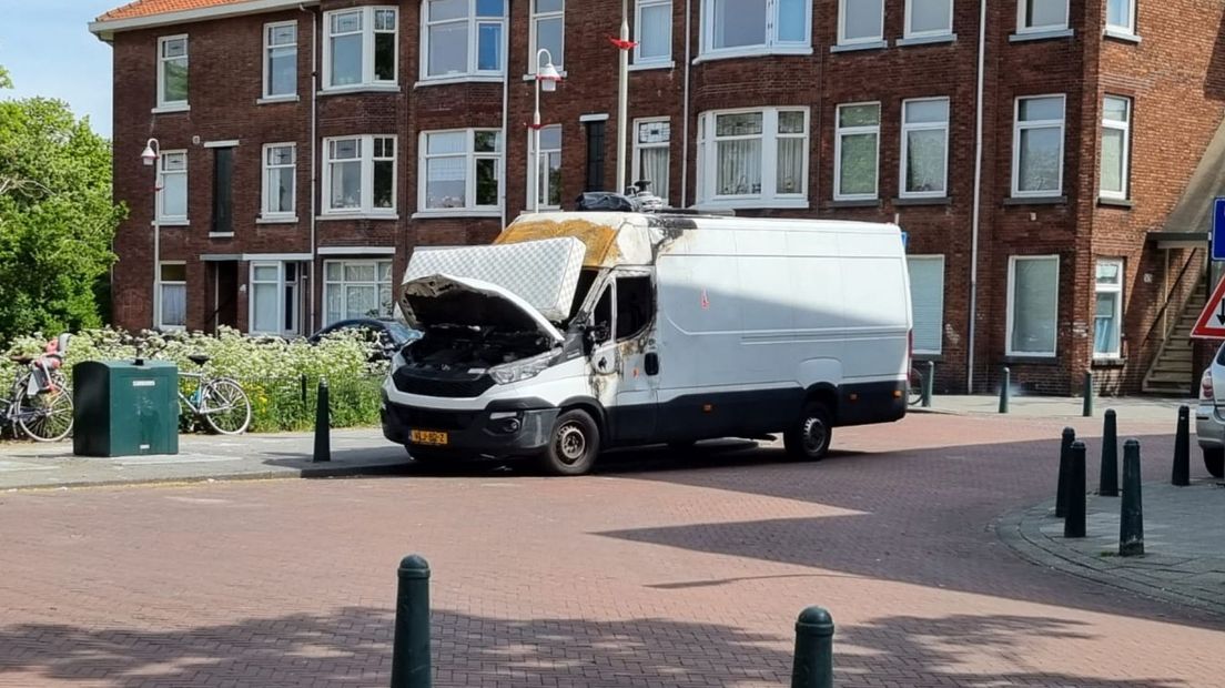 De uitgebrande bus op de Withuysstraat