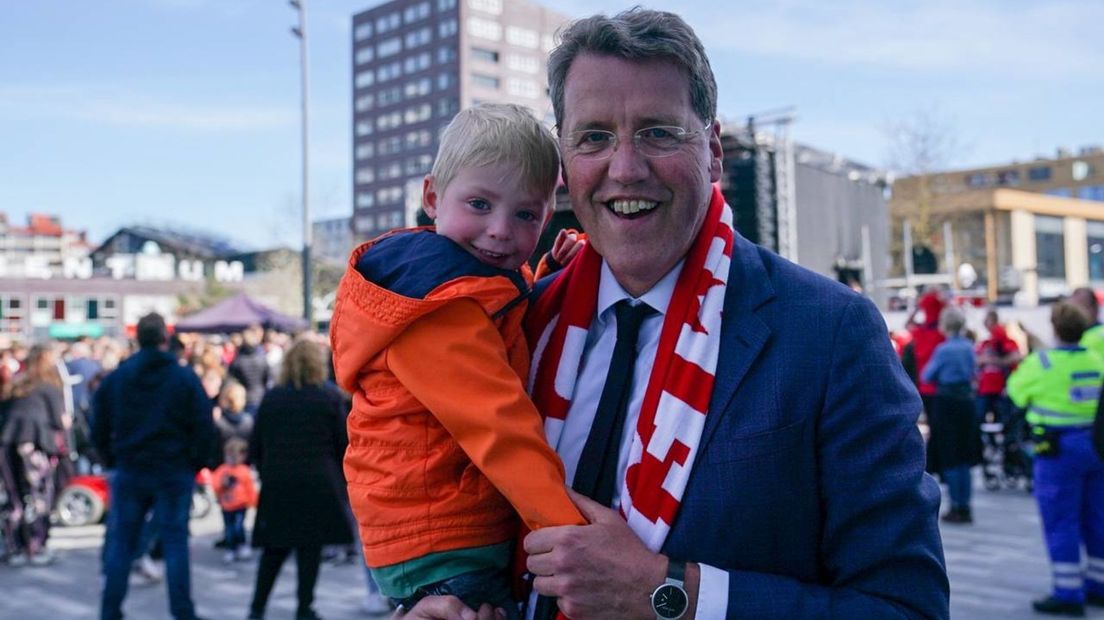 Burgemeester Eric van Oosterhout is uiteraard van de partij