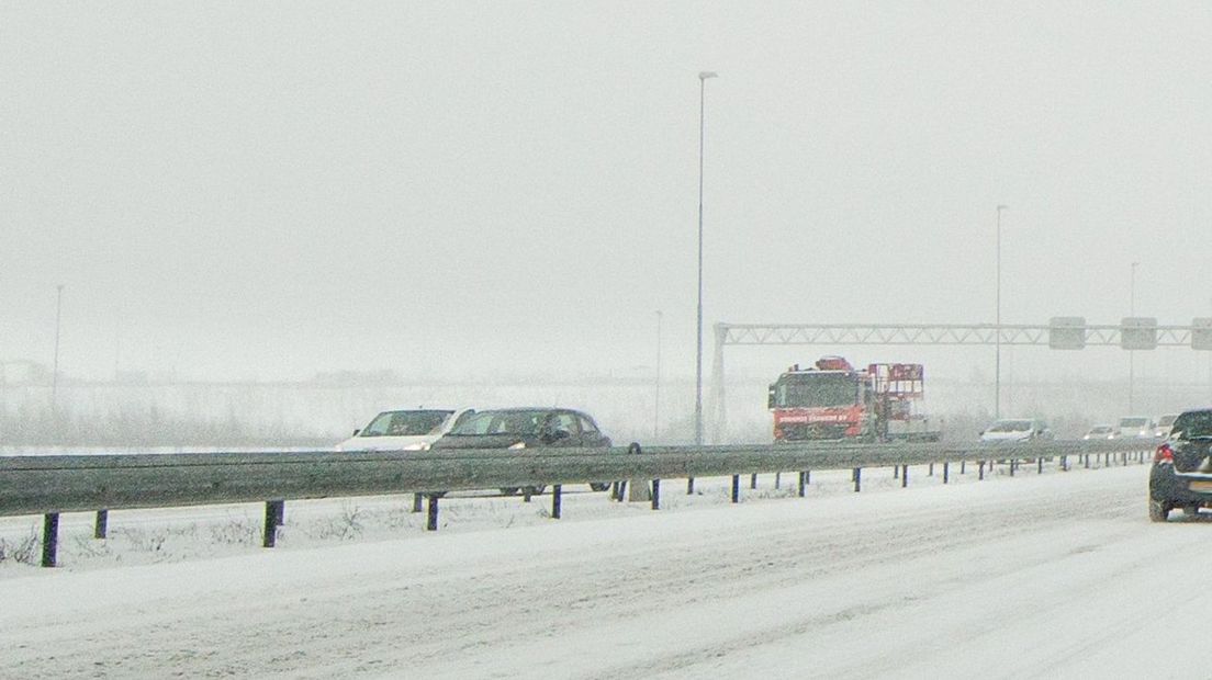 N48 bij Dedemsvaart dicht door auto's die vastzitten in de sneeuw