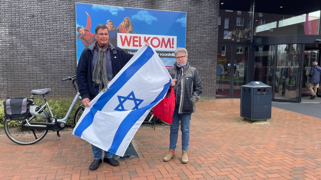 Twee mensen met een Israelische vlag in Theater Geert Teis