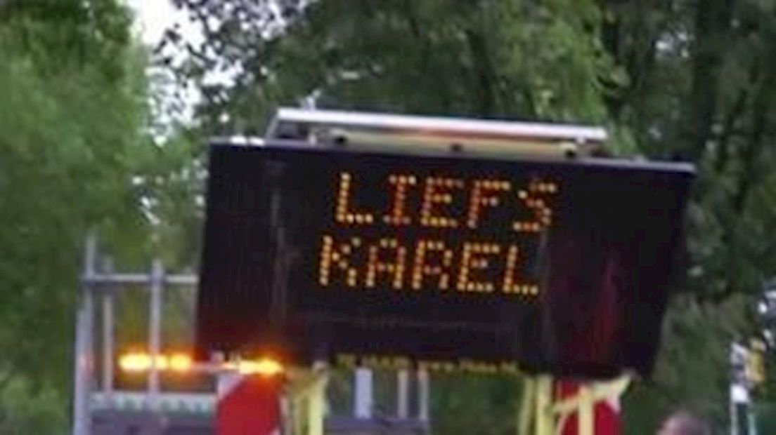 Arjan Karel verklaart zijn vriendin de liefde via een matrixbord