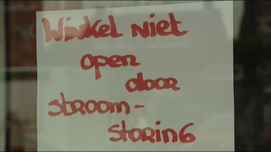 In Arnhem-Noord hebben woensdagochtend zo'n 4000 huishoudens urenlang zonder stroom gezeten.
								


$(document).ready(function(){
	createJwPlayerMultipleFiles('cover_container_1618066','http://www.omroepgelderland.nl/web/show/id=1839498/cachetimeout=30/elementHolder=1618013/elementId=1618066/jellycontentids=2044021/mediahost=media.omroepgelderland.nl/ssiObjectClassName=nl.gx.webmanager.cms.mediarepository.MediaCollectionElement/ssiObjectId=1618066/thumbnailHeight=280/thumbnailWidth=500/timing=201505060438/webid=26098/presentationid=338526','http://www.omroepgelderland.nl/web/show/id=1839498/cachetimeout=30/elementHolder=1618013/elementId=1618066/jellycontentids=2044021/mediahost=media.omroepgelderland.nl/ssiObjectClassName=nl.gx.webmanager.cms.mediarepository.MediaCollectionElement/ssiObjectId=1618066/thumbnailHeight=280/thumbnailWidth=500/timing=201505060438/webid=26098/presentationid=338526/mobile=true',false,false,500,280);
	$.ajax({
		type: "GET",
		url: "http://rss.omroepgelderland.nl.kpnis.nl/public/playlist.php?data=" + escape("http://www.omroepgelderland.nl/web/show/id=1839498/cachetimeout=30/elementHolder=1618013/elementId=1618066/jellycontentids=2044021/mediahost=media.omroepgelderland.nl/ssiObjectClassName=nl.gx.webmanager.cms.mediarepository.MediaCollectionElement/ssiObjectId=1618066/thumbnailHeight=280/thumbnailWidth=500/timing=201505060438/webid=26098/presentationid=338526"),
                dataType: "xml",
		success: function(xml) {
			$('#playlist_list').append('Media bij dit artikel');
			$('#playlist_list').append('');
			$(xml).find('track').each(function(){
				var type = $(this).find('type').text();
				var title = $(this).find('title').text();
				var location = $(this).find('location').text();
				$('#playlist_ol').append(''+title+' \(' + type.toLowerCase() + '\)');
			});
			$('#playlist_list').append('');
		}
	});
});



					Volgens netbeheerder Liander ging het om de postcodegebieden 6810, 6819, 6820, 6821 en 6829.