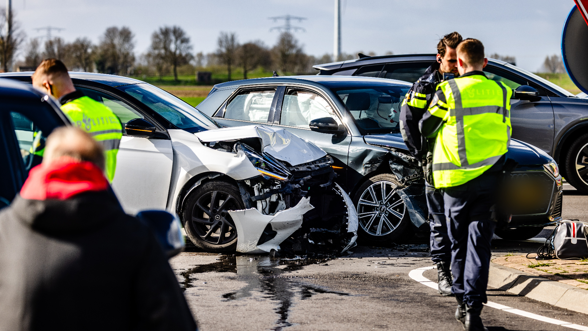 Twee auto's liepen schade op door de botsing
