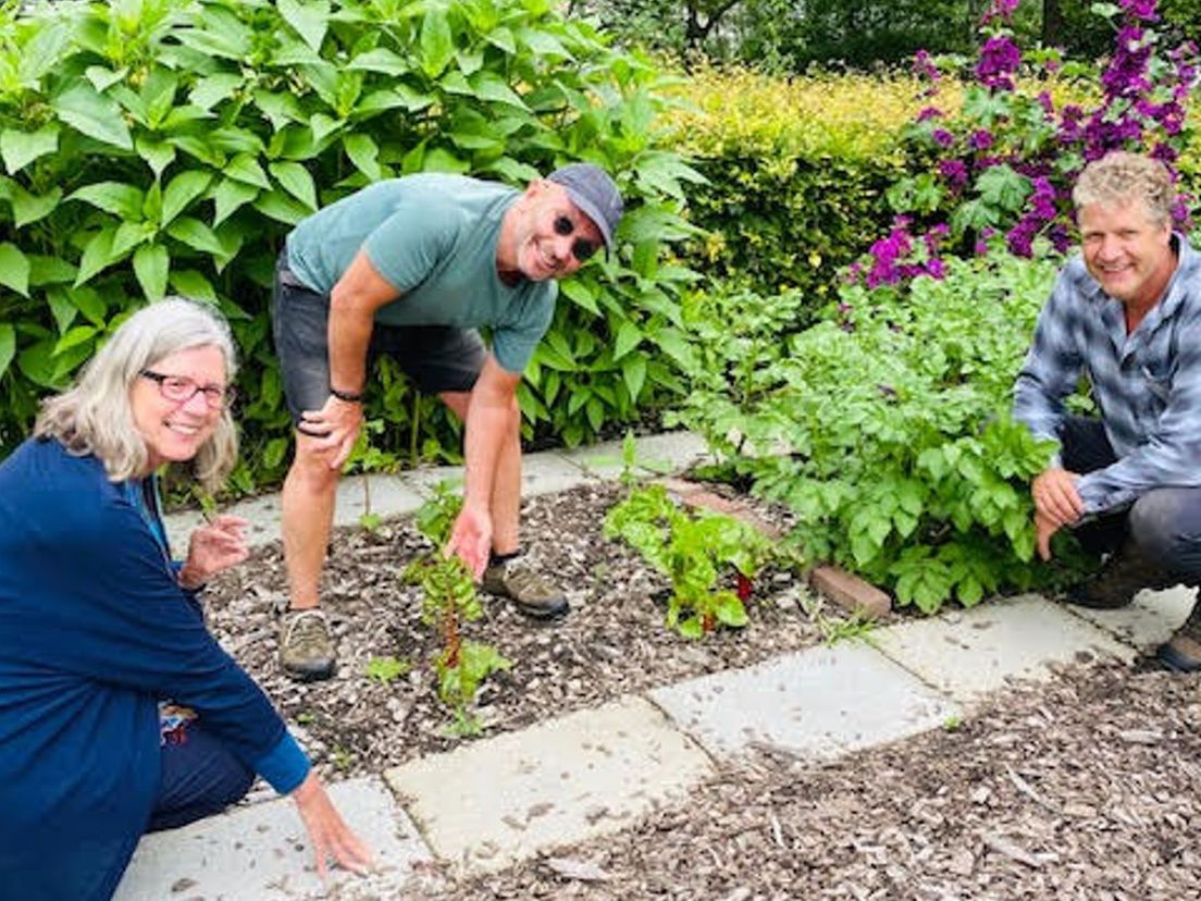 Vrijwilligers in de tuin van Hospice de Liefde