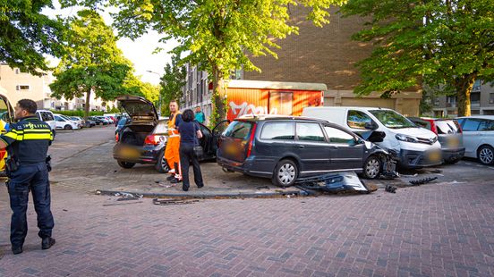 Betrokkene rent weg na aanrijding met vier voertuigen. Betrokkene rent weg na aanrijding met vier voertuigen.