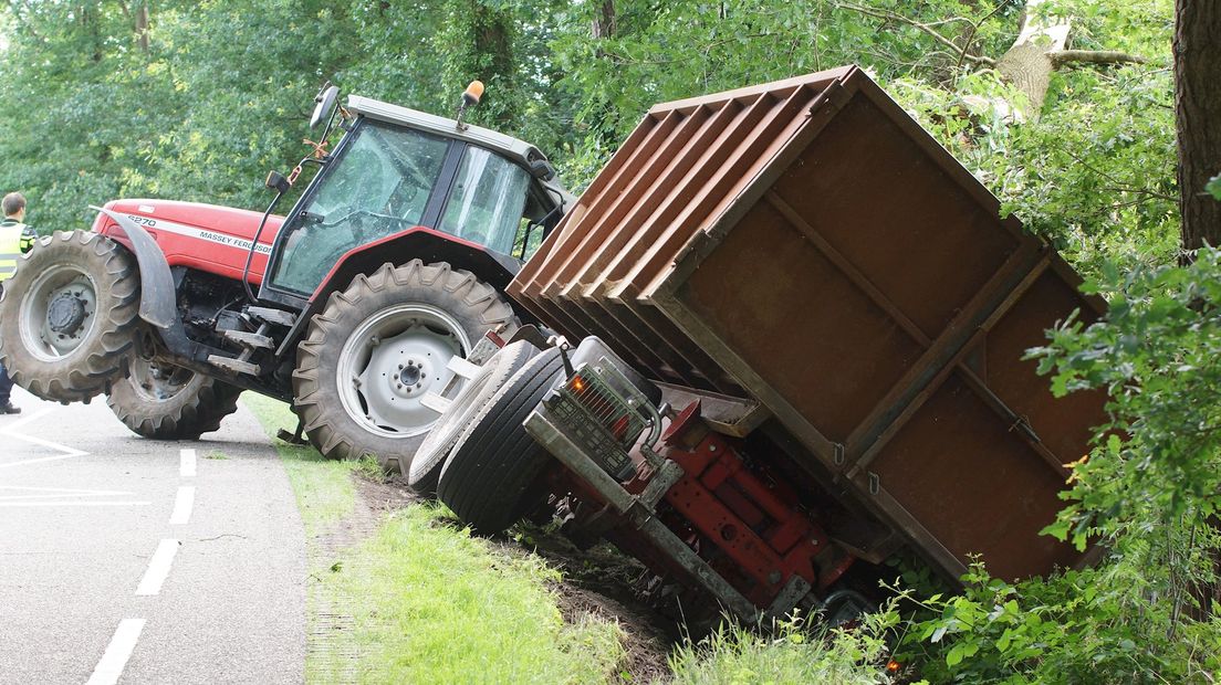 Tractor met kiepwagen kantelt bij Haaksbergen