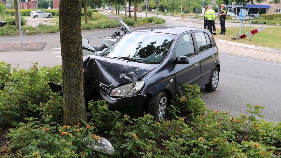 Automobilist verliest macht over het stuur op rotonde in Denekamp