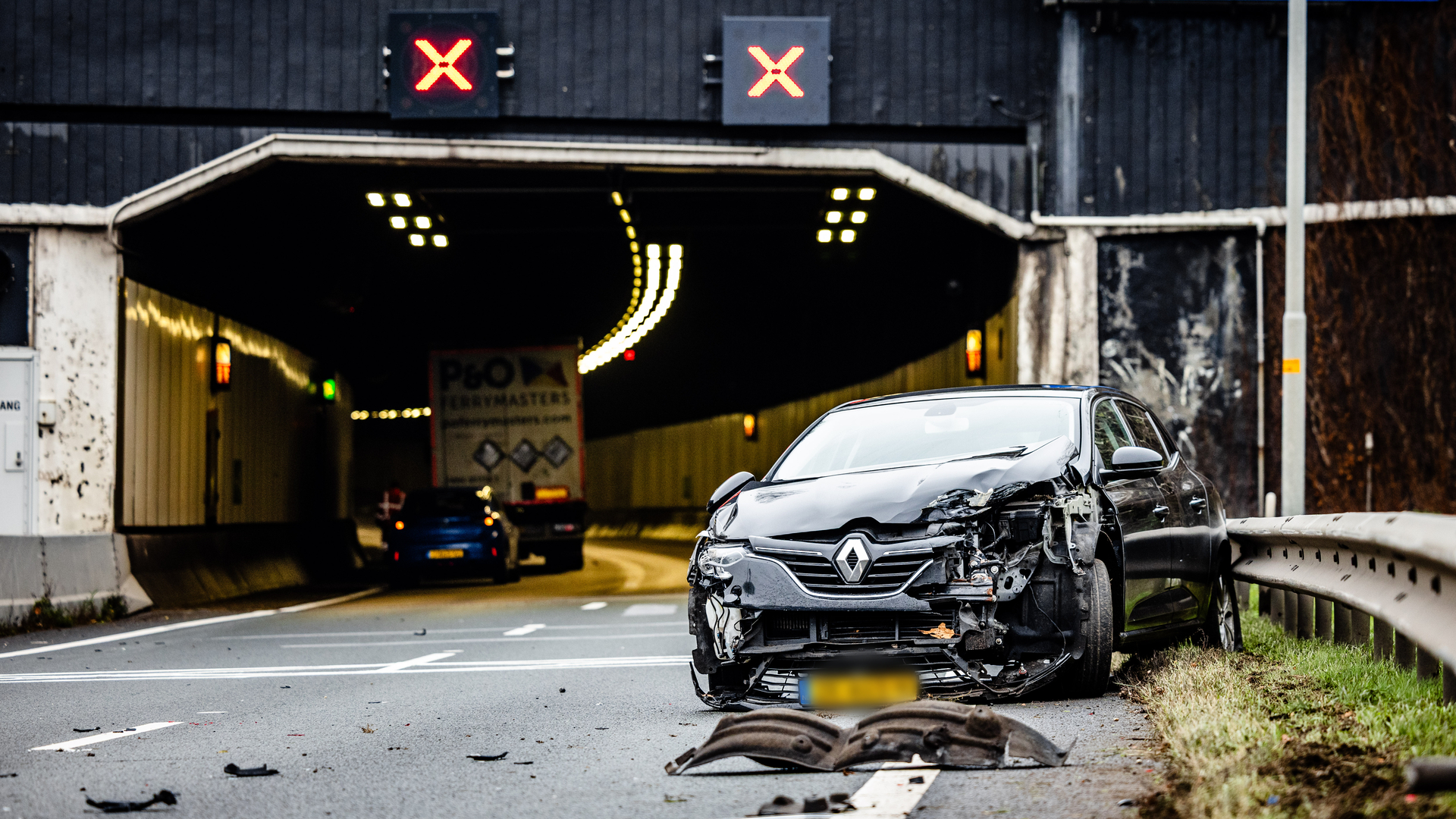 Tunnel lange tijd dicht en enorme vertraging na botsing meerdere autos en vrachtwagen.