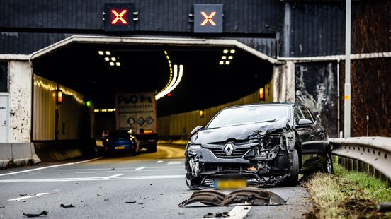 Tunnel lange tijd dicht en enorme vertraging na botsing meerdere autos en vrachtwagen. Tunnel lange tijd dicht en enorme vertraging na botsing meerdere autos en vrachtwagen.