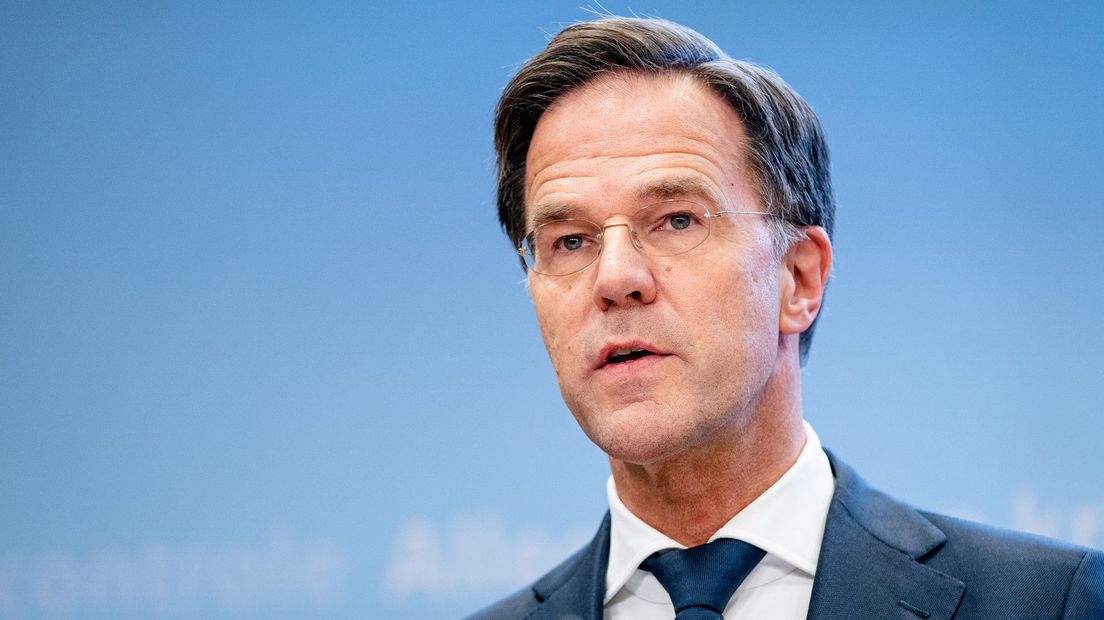 Demissionair premier Mark Rutte tijdens een persconferentie over strengere coronamaatregelen. l