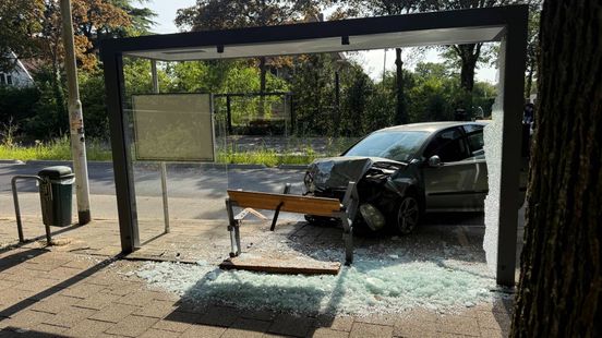 Auto rijdt bushokje aan gort