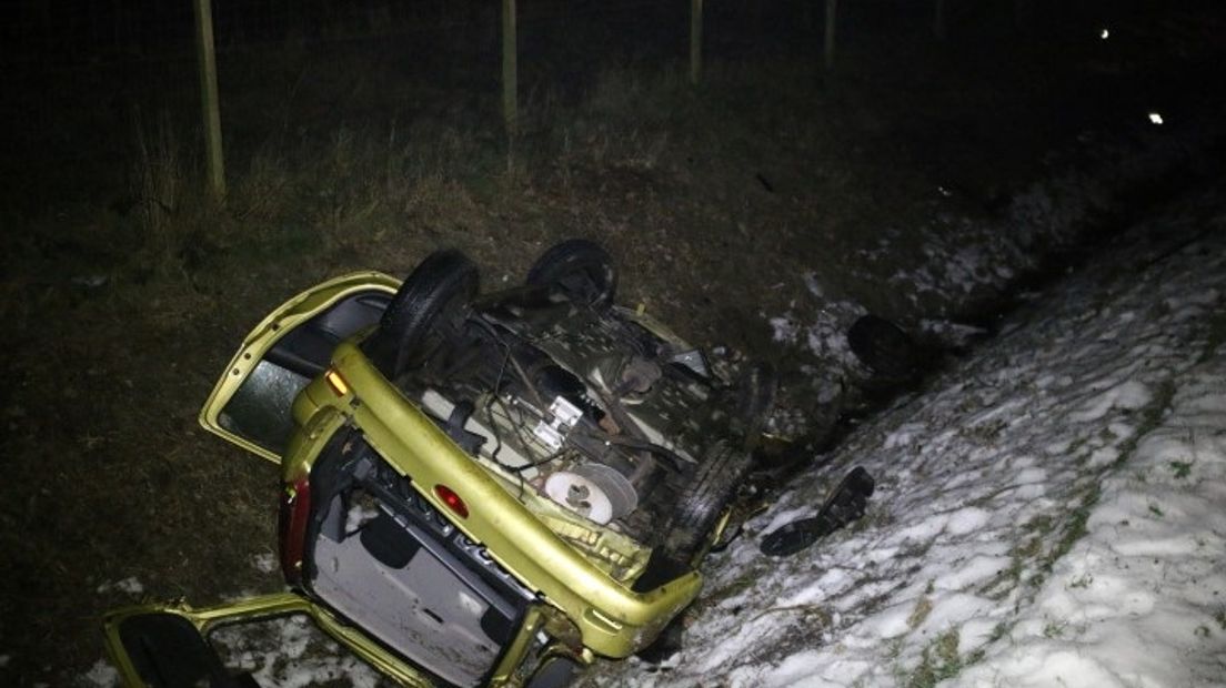 Auto in de sloot (Rechten: Van Oost Media)