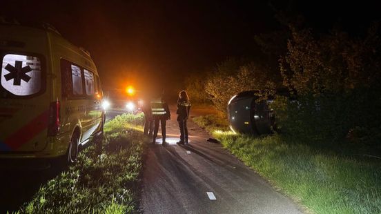 Auto eindigt op zijkant na ongeluk, geen bestuurder aangetroffen