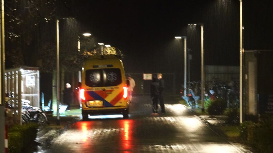 Een ambulance arriveert bij het azc in Heemserveen