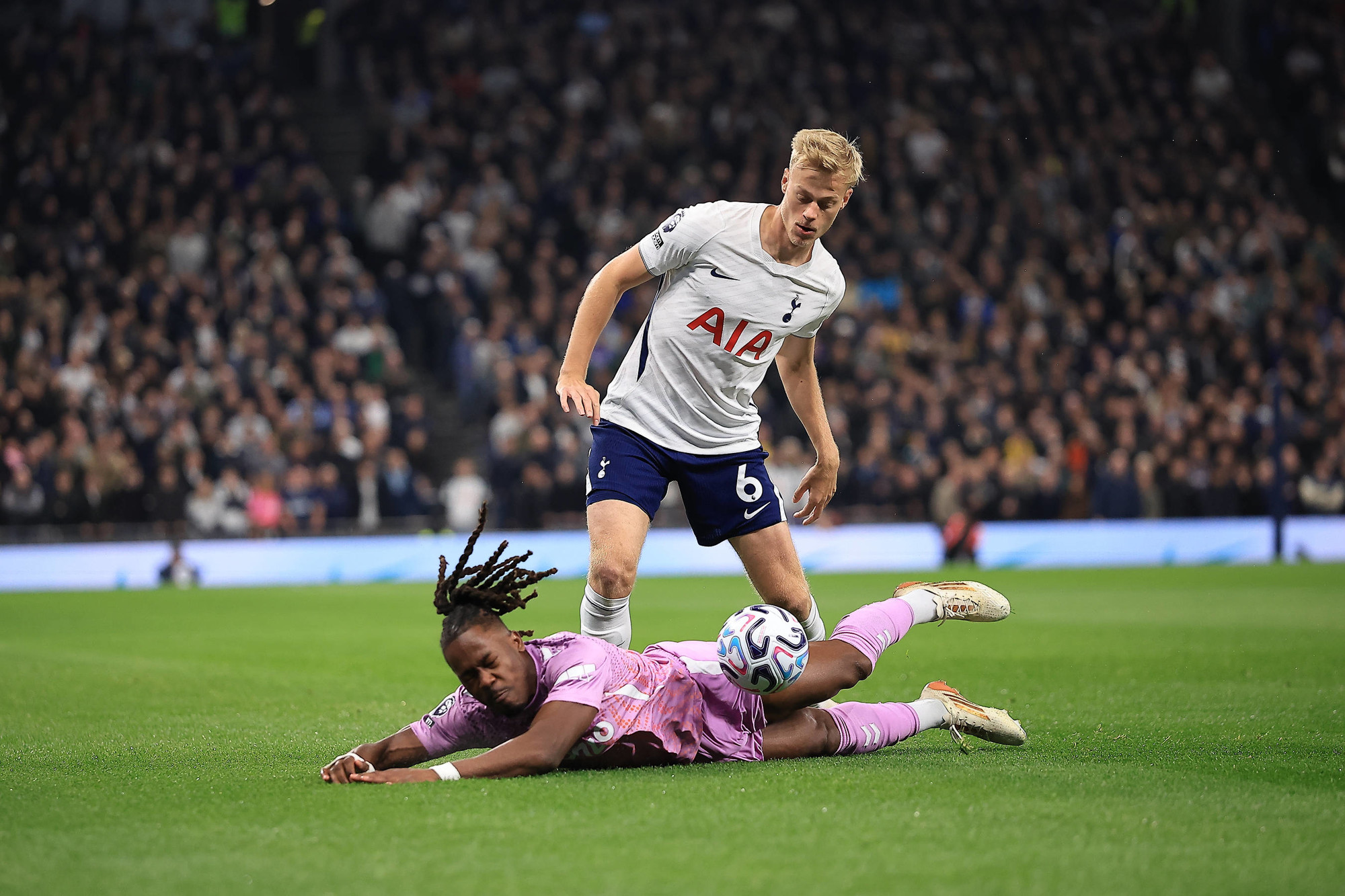 Van Hecke pakt eindelijk eerste zege met Tottenham Hotspur in Premier League