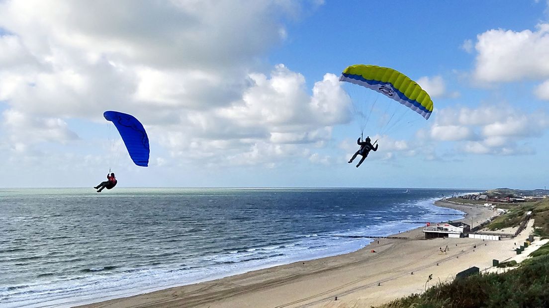 Paragliders botsen boven Walchers duingebied