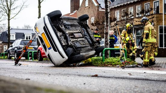 Auto gekanteld na botsing met boom. Auto gekanteld na botsing met boom.