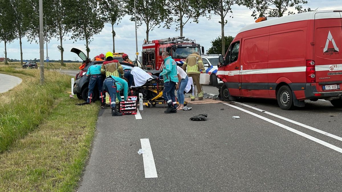 Twee gewonden na botsing in Roosteren