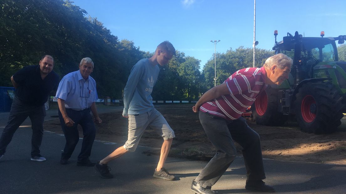 Asfaltreparatie bij de Doornsche IJsclub. "Dan kunnen we er weer 30 jaar tegenaan"