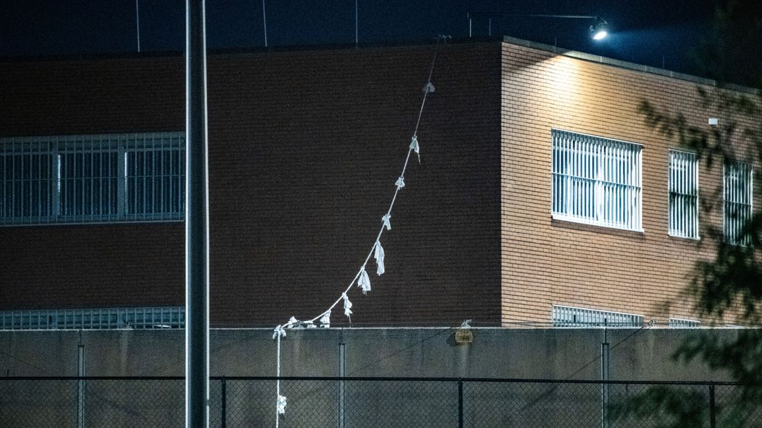 De aaneengeknoopte lakens vormden een 'brug' tussen het dak van het PI-gebouw en de andere kant van de gevangenismuur