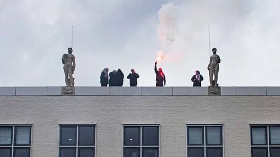 Politie haalt demonstranten van dak, zes mensen aangehouden Nieuws