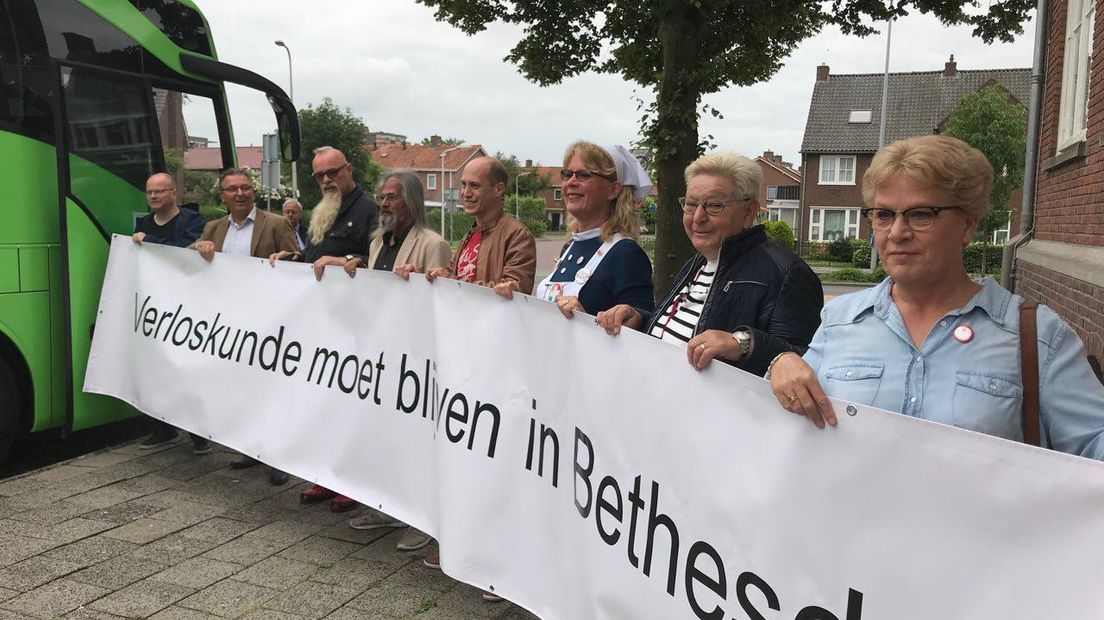 Betrokkenen reden in een bus richting Den Haag om het debat over regionale ziekenhuizen bij te wonen (Rechten: RTV Drenthe)