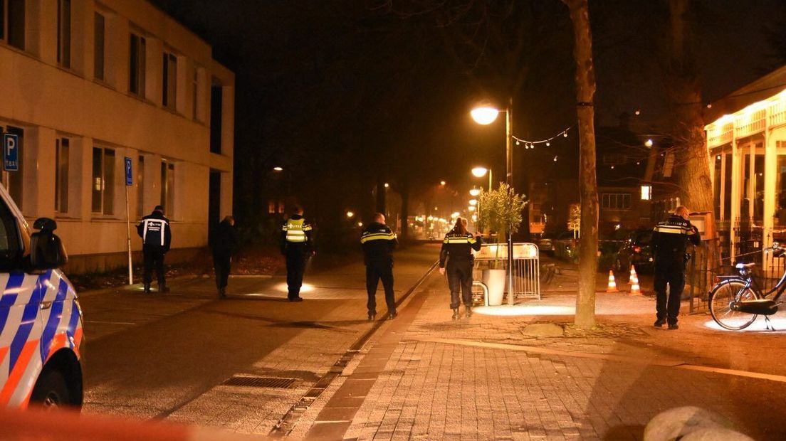 De politie doet onderzoek in de omgeving van café Groothuis in Emmen (Rechten: De Vries Media)