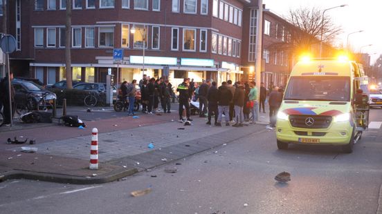 Twee gewonden na botsing scooter met auto. Twee gewonden na botsing scooter met auto.