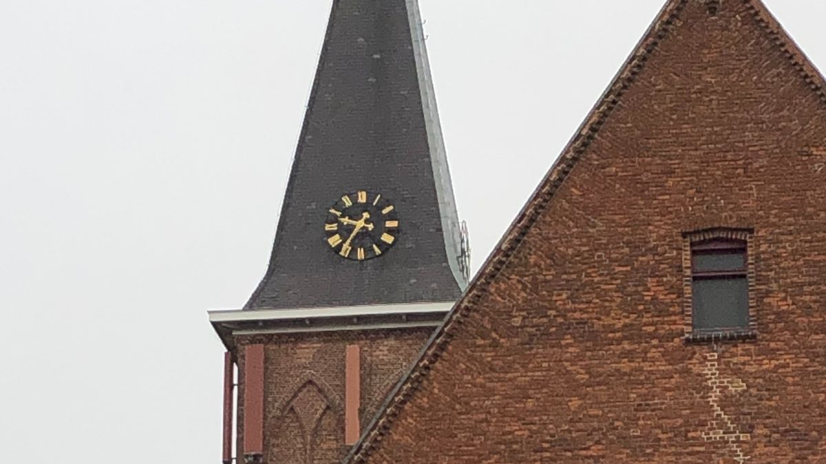Kerkklok in Koewacht loopt na maanden weer gelijk: 'Het leek helemaal nergens op'