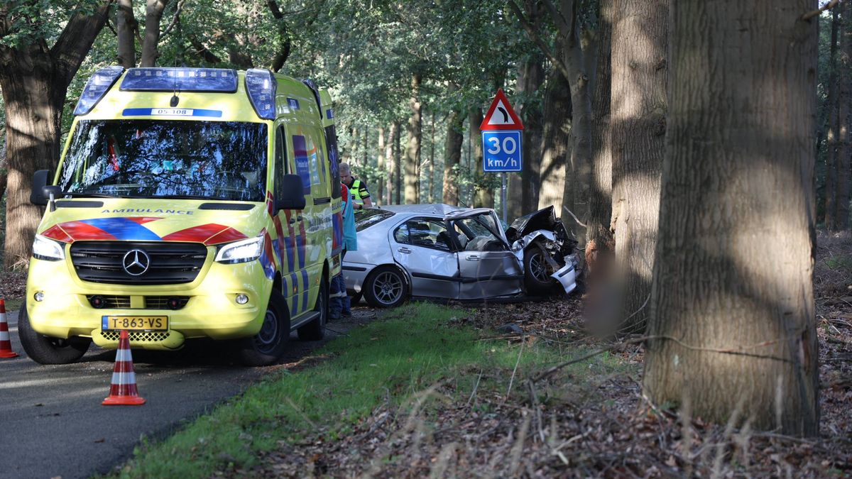 112 Nieuws: Auto botst tegen boom in Nijverdal, twee gewonden | Fietser gewond in Enschede na aanrij