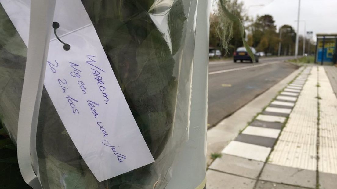 Bloemen op plek van ongeluk in Goes