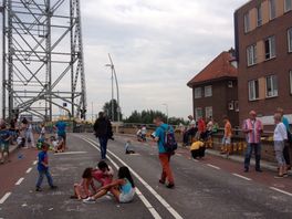 Kleurwedstrijd voor kinderen op kapotte hefbrug Waddinxveen