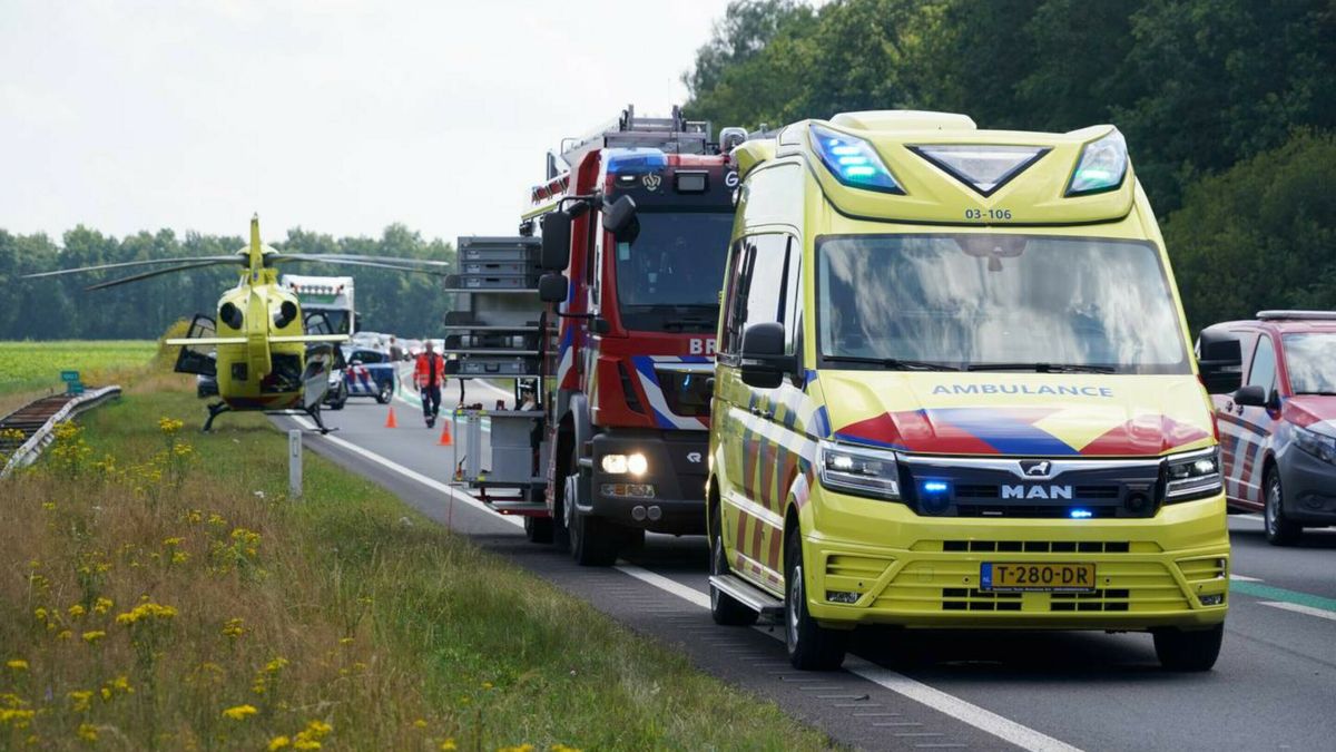 Zwaar ongeluk met meerdere auto's op N34 bij Annen: weg afgesloten