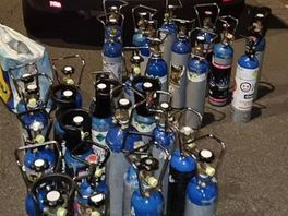 Automobilist betrapt met meer dan dertig flessen lachgas in de auto: 'Voor eigen gebruik'