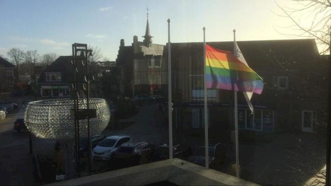 De gemeente Tubbergen hees de regenboogvlag wel