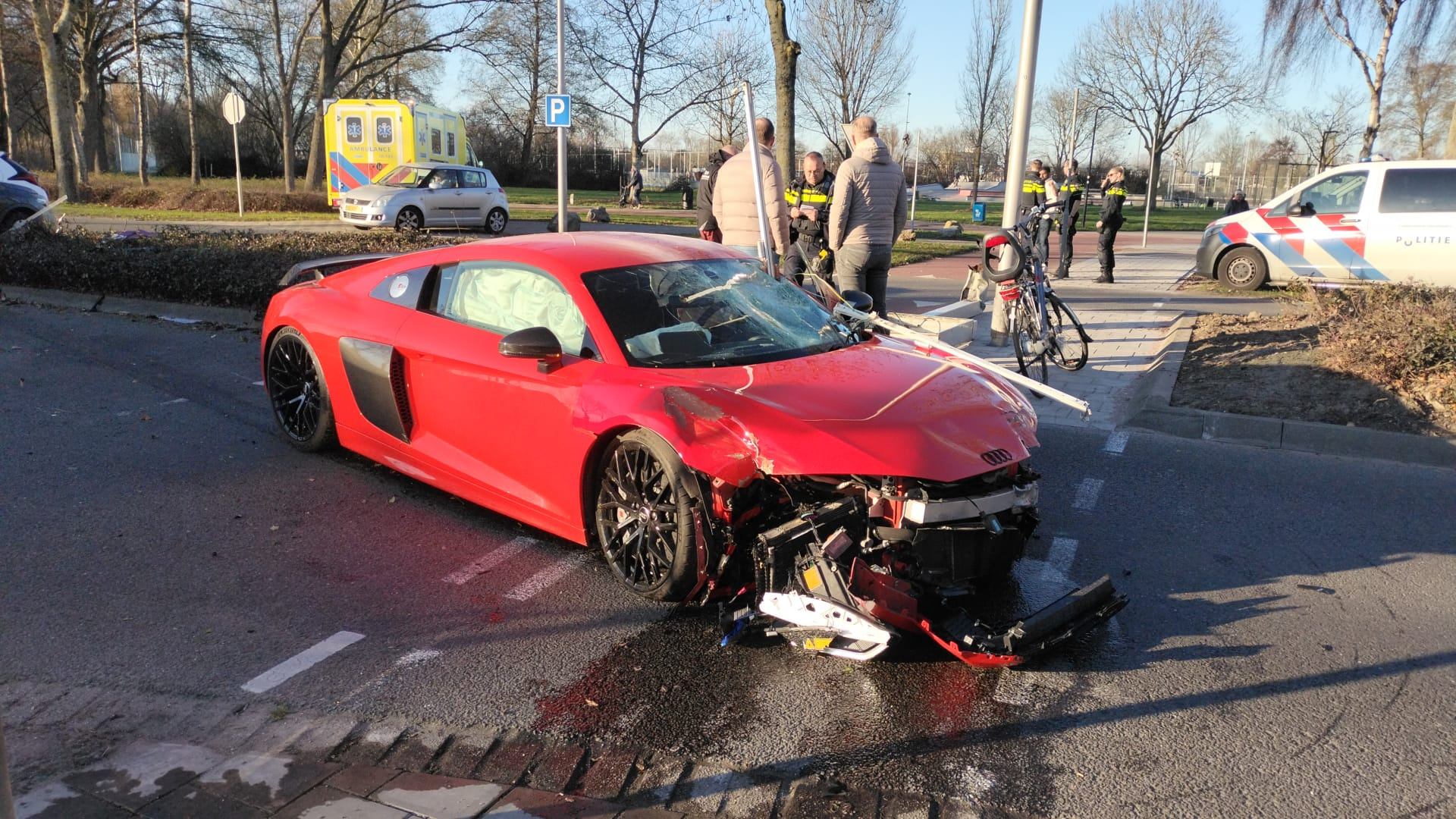 De bestuurder van de auto bleef wonder boven wonder ongedeerd.