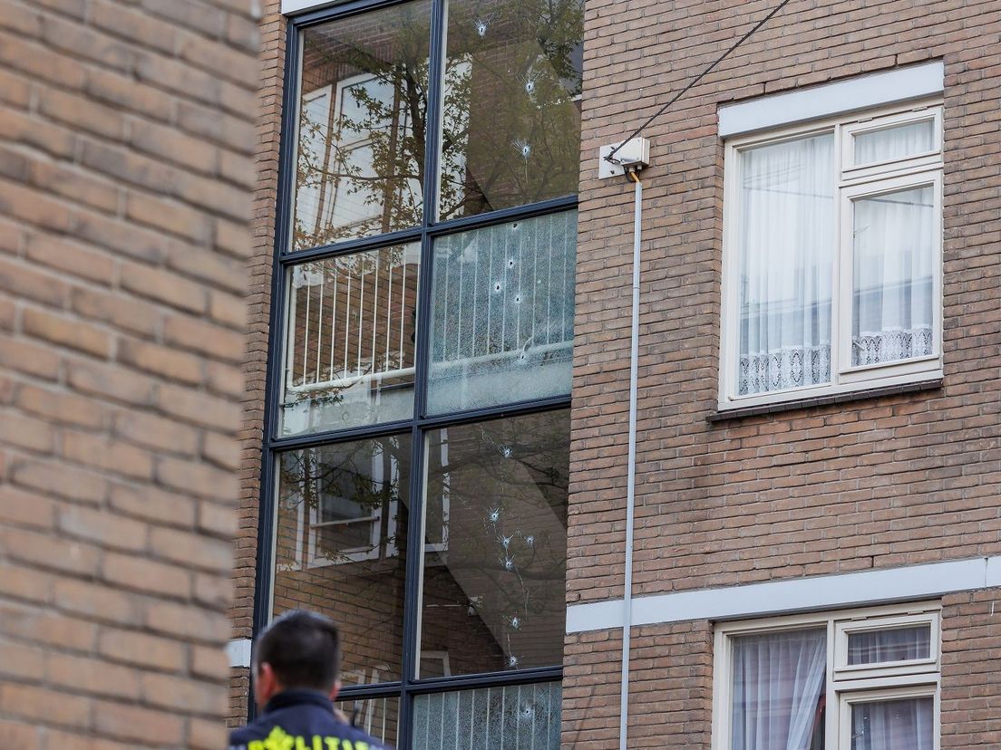 In de ramen van het portiek zitten zeker achttien kogelgaten