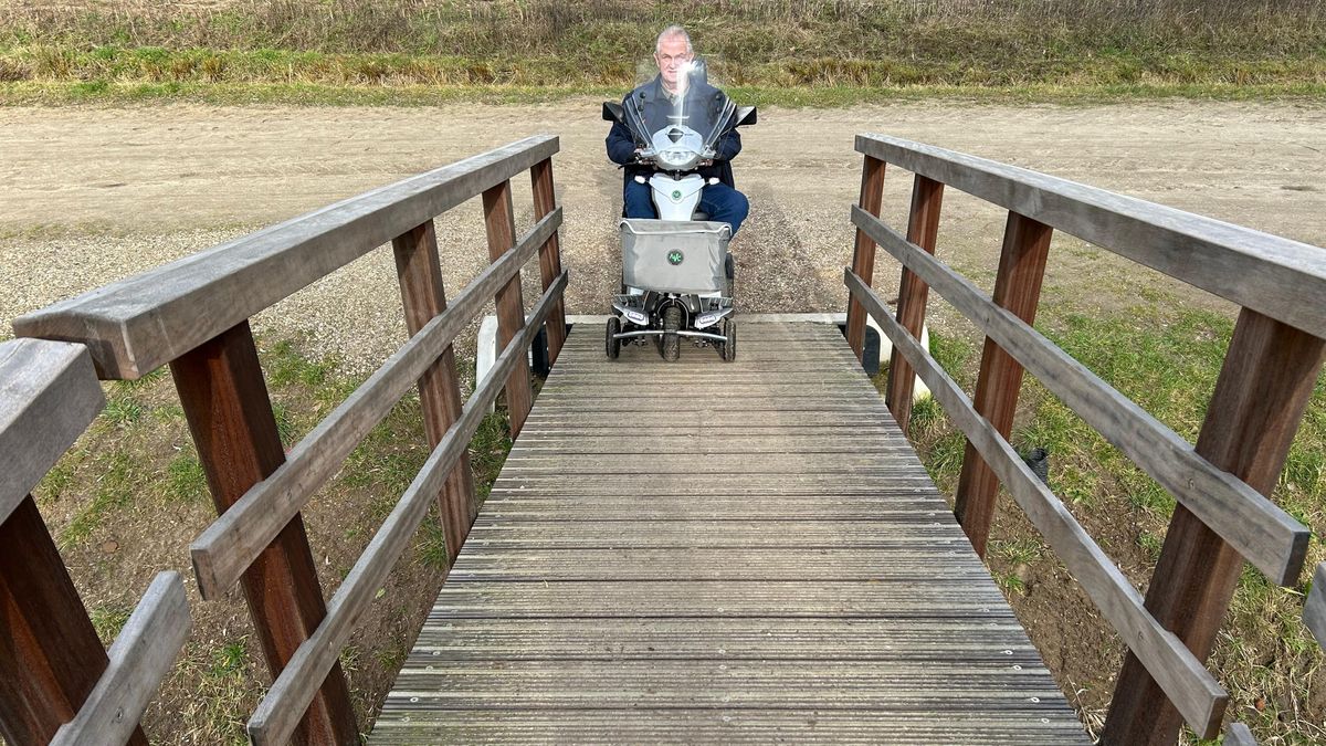 Toeristen blij, ouderen klem: brug in Enter is voor scootmobiels 'niet te doen'