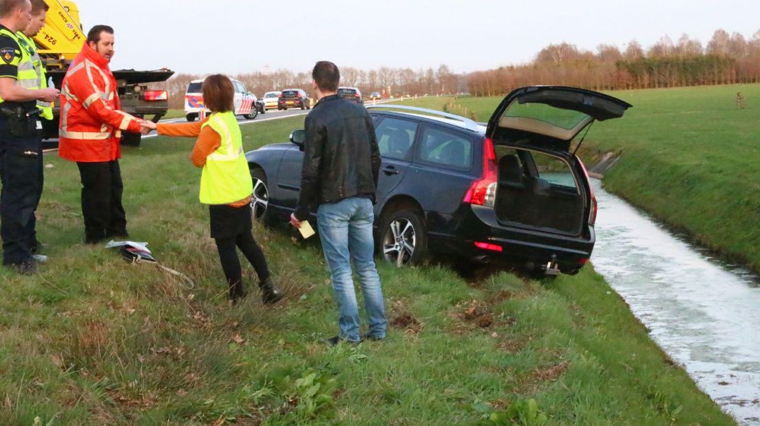De auto belandde bijna in de sloot (Rechten: Van Oost Media)