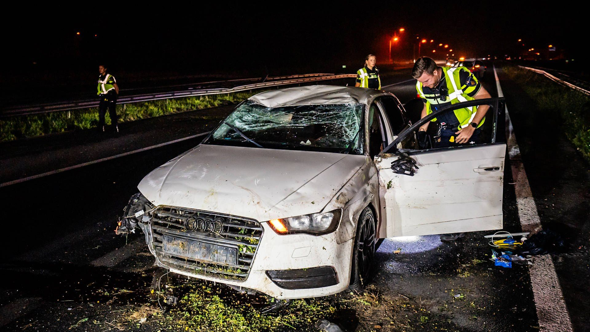 Auto over de kop • man verongelukt.