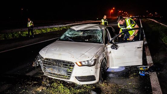 Auto over de kop • man verongelukt. Auto over de kop • man verongelukt.
