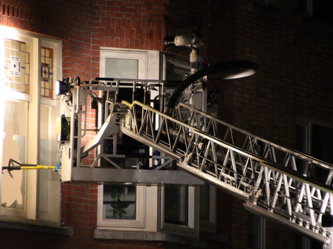 De brandweer heeft op veilige afstand vanaf een hoogwerker de ramen vernield om het gas uit de woning te laten ontsnappen