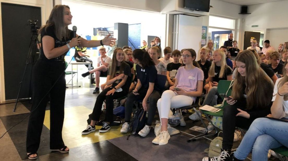 Petra van de Berg in gesprek met de leerlingen van Schaersvoorde.